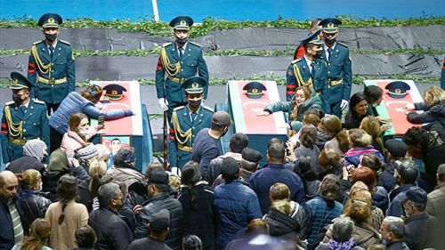 Azerbaycan'da şehit askerler için tören düzenlendi