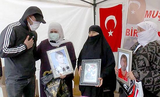 PKK'dan kaçıp teslim oldu; eylem yapan ailelere destek verdi