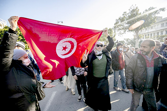 Tunus'ta devrimin yıl dönümünde Cumhurbaşkanı Said yanlıları ve karşıtları sokakta