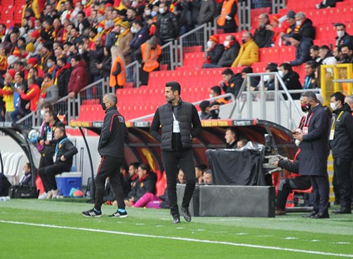 Volkan Demirel, teknik direktör kariyerinin ilk maçına Göztepe karşısında çıktı