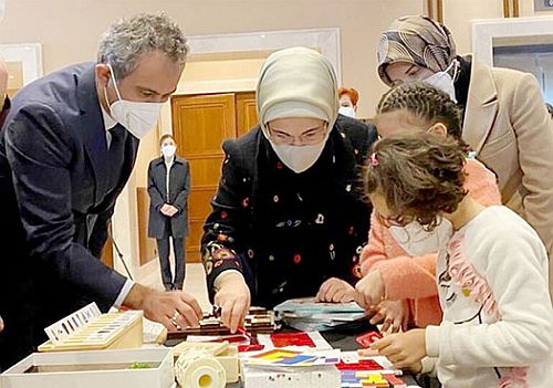 Emine Erdoğan ve Bakan Özer'den özel öğrencilere eğitim materyali