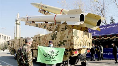 İran, Irak'taki ABD üssüne attığı füzeleri sergiledi