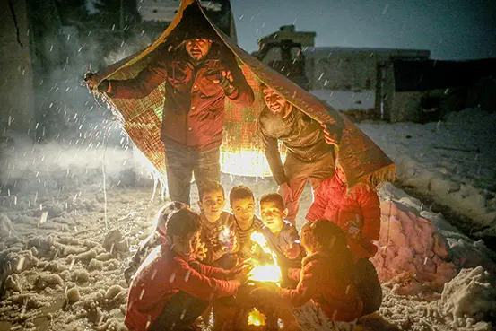 İdlib'deki kamplarda siviller geceleri ısınmak için kıyafetlerini yakıyor