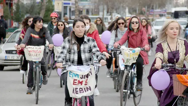 Kadınlar bisikletleriyle kent turu attı