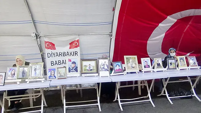 HDP önünde evlat nöbeti tutan ailelerin direnişi 921. gününde sürüyor 