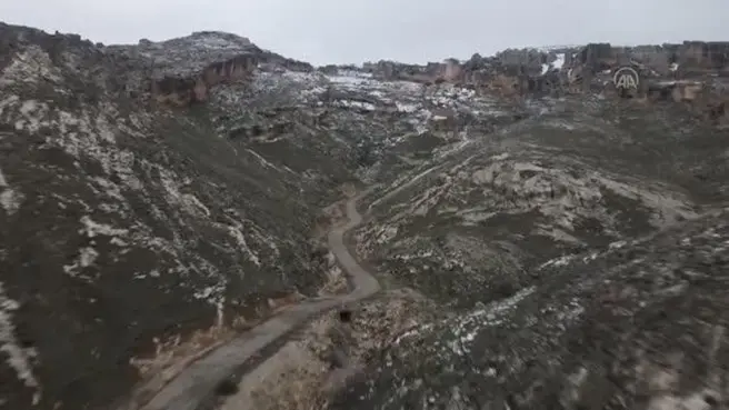 Diyarbakır'da tarihi Hasuni Mağaralarında yamaç paraşütü yapıldı
