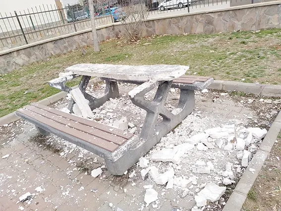Bingöl'de parklardaki malzemelere zarar verildi