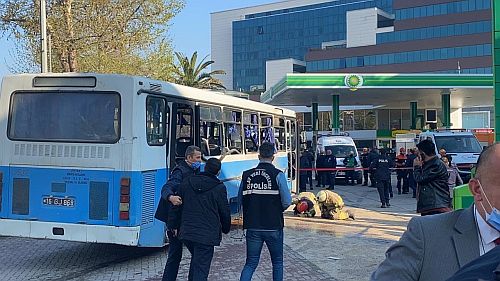 (VİDEO) İnfaz koruma memurlarını taşıyan otobüste patlama