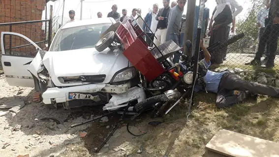 Diyarbakır’da motosiklet ile otomobil çarpıştı: 1 yaralı