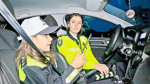 Küçük Fatma, bu kez polis telsizinden seslendi: Sürücülerimiz emniyet kemerini taksın