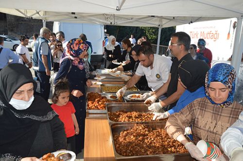 Türk Mutfağı Haftası'nda Diyarbakır'da yöresel yemek ikramı