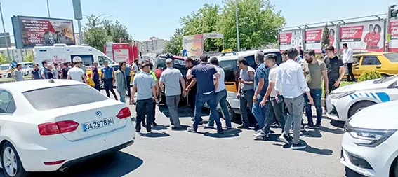 Diyarbakır'da takla atan otomobil, taksiye çarptı: 1 ölü, 2 yaralı