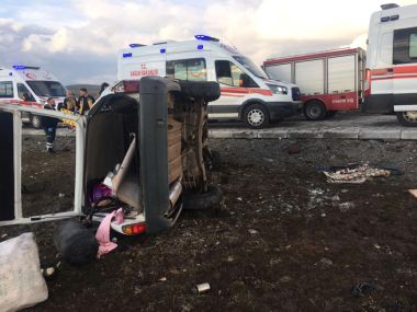 Şanlıurfa'da otomobil şarampole devrildi: 6 yaralı