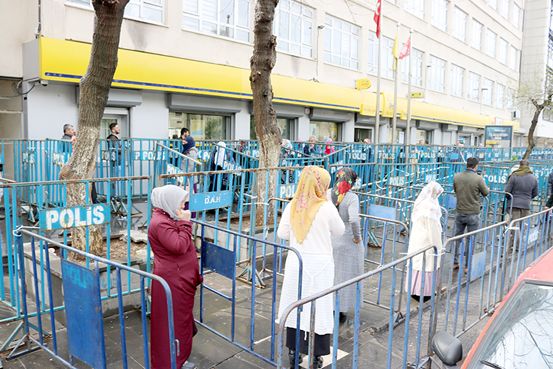Diyarbakır'da sosyal mesafeyi korumak için bariyer yerleştirildi