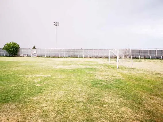 Seyrantepe spor tesislerindeki çim saha kurudu