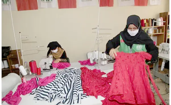 Yetimlerin bayramlıkları Suriyeli kadınlardan