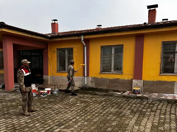 Jandarma okul boyadı