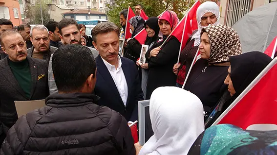 Bahçelievler Belediye Başkanı Bahadır'dan evlat nöbetindeki ailelere ziyaret