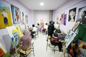 Üniversiteli kız öğrenciler yurtta aldıkları eğitim sayesinde sanatla buluştu