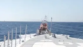 Tekneye taciz girişiminde bulunan Yunan botunu Türk Sahil Güvenlik botu uzaklaştırdı