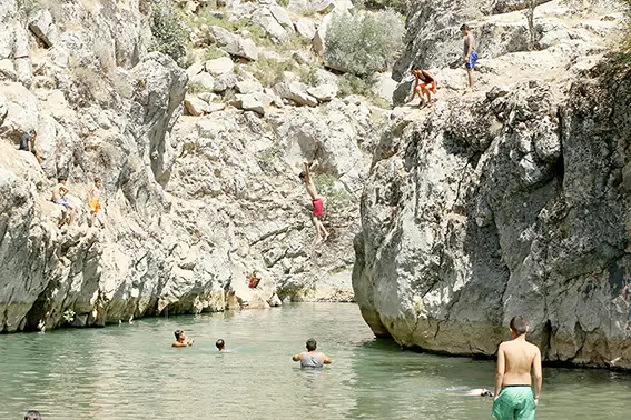 Diyarbakır'da mağaralarda yüzme keyfi