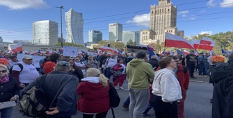 Polonya'da on binlerce kişinin katılımıyla muhalefet yürüyüşü düzenlendi