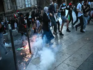 Fransa polisi, Filistin'e destek gösterisi düzenleyenlere biber gazıyla müdahale etti