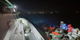 İzmir açıklarında 75 göçmen yakalandı