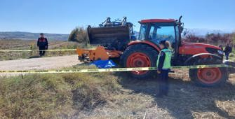 Tarım makinesinin altında kalan kadın öldü, eşi ve oğlu yaralandı