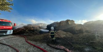 Burdur'da kaynak makinesinden çıkan yangında 80 ton saman balyasını yandı