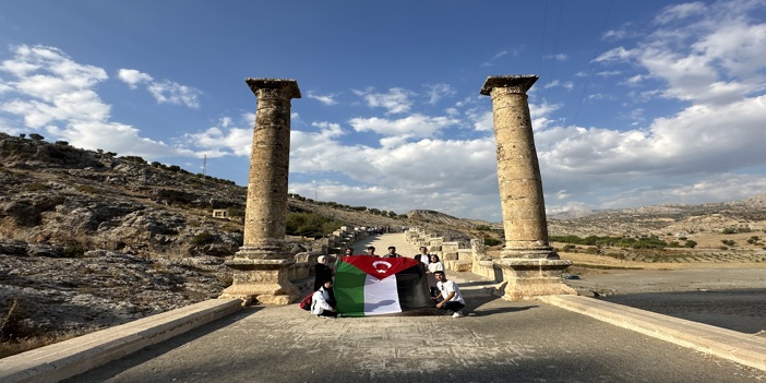 Adıyamanlı gençler, tarihi Cendere Köprüsü'ne Filistin bayrağı astı