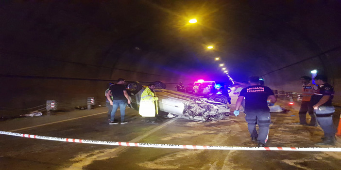 Alanya'da tüneldeki bariyerlere çarpan otomobildeki 2 kişi öldü