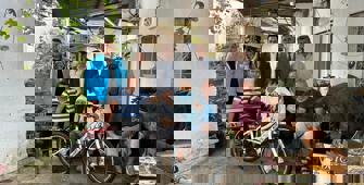 Bisikletçilere dua eden kadına Bakan Bak'tan bisiklet