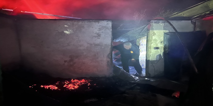 Düzce'de yangın çıkan tek katlı ev kullanılamaz hale geldi