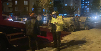 Kayseri'de elektrik direğine çapıp alev alan otomobildeki 3 kişi yaralandı