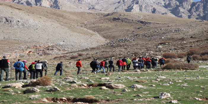 Niğde'ye farklı illerden gelen 100 dağcı Cumhuriyetin 100. yılında Aladağlar'a tırmanacak