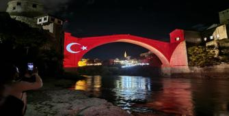 Cumhuriyet'in 100. yılında tarihi Mostar Köprüsü Türk bayrağının renklerine büründü