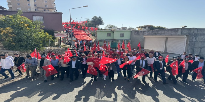 Diyarbakır'da 100 metrelik Türk bayrağı ile 