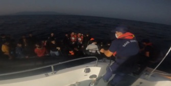 İzmir açıklarında 152 düzensiz göçmen yakalandı