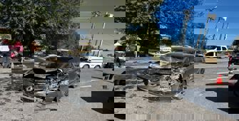 Otomobil öğrenci servis aracına çarptı, 10 kişi yaralandı