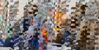 Yıkmaya çalıştığı duvarın altında kaldı