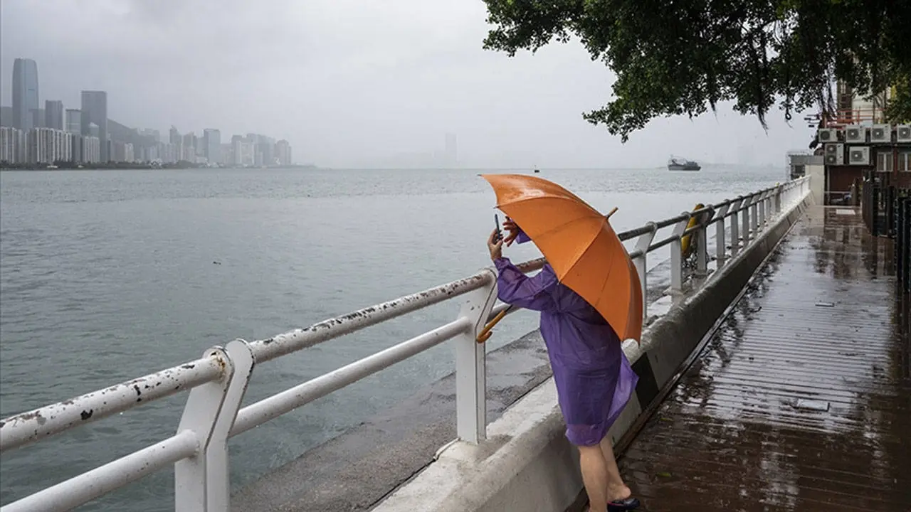 Hong Kong'da Koinu Tayfunu nedeniyle borsada işlemlere ara verildi