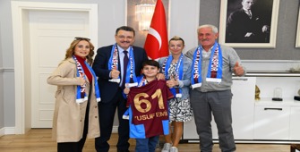 Ortahisar Belediye Başkanı Genç Trabzonspor taraftarı Yusuf Emir'e forma hediye etti