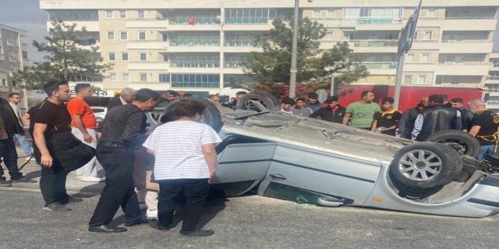 Konya'da kamyon kırmızı ışıkta bekleyen otomobile çarptı, 5 kişi yaralandı
