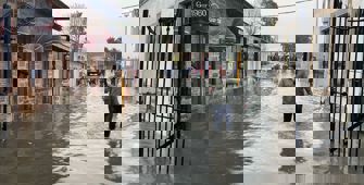 İzmir'de şiddetli sağanak ve fırtına hayatı olumsuz etkiliyor