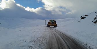 Hakkari'de kardan kapanan mezra yolu ulaşıma açıldı