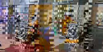 Bursa'da kamyonetin çarptığı anne ve kızı yaralandı