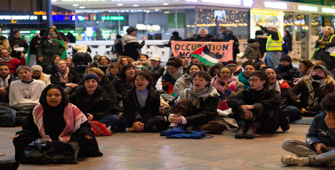 Hollanda'da 8 tren istasyonunda Filistin'e destek eylemi