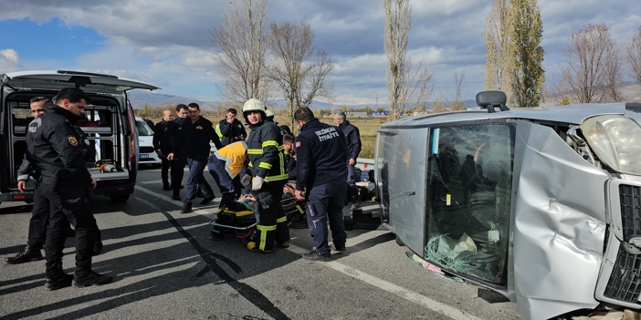 Erzincan'da devrilen hafif ticari araçta sıkışan 2 yaralı itfaiye ekiplerince kurtarıldı