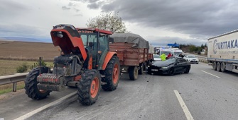 Eskişehir'de traktöre çarpan otomobilin sürücüsü yaralandı